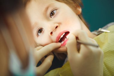 Küçük çocuk resepsiyonda acısız Pediatrik diş hekimliği dişçi