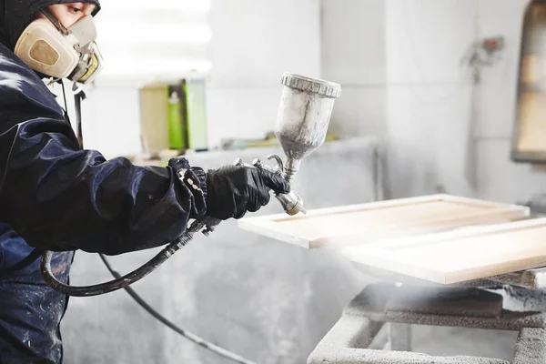 Retrato de primer plano del trabajador con pistola pulverizadora y pintura de madera . —  Fotos de Stock