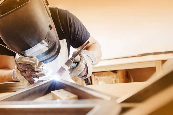 Male in face mask welds with argon-arc welding — Stock Photo, Image