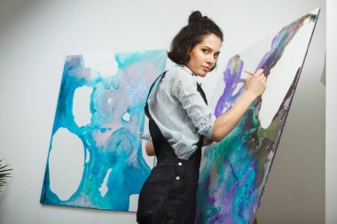 Konsantre kız Sanat Terapisi yaratıcı sanat verme işleminde üzerinde duruldu