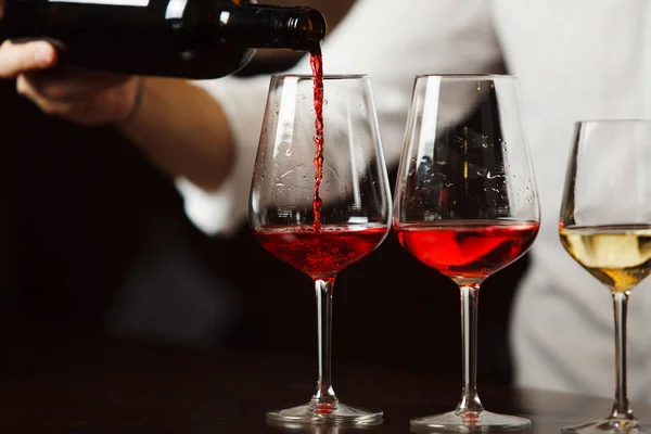 Sommelier nalévání různých druhů jemného vína — Stock fotografie