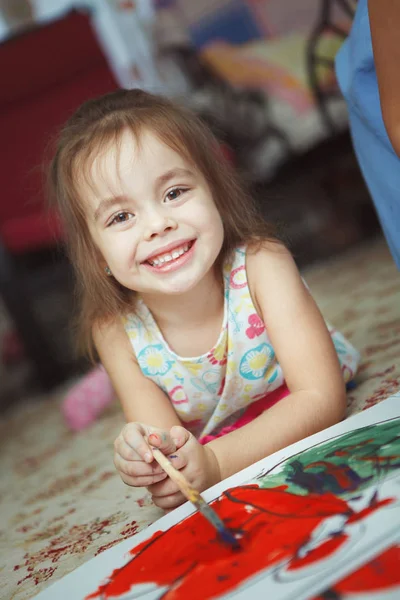 Ragazza di buon umore pittura arcobaleno con pennello — Foto Stock