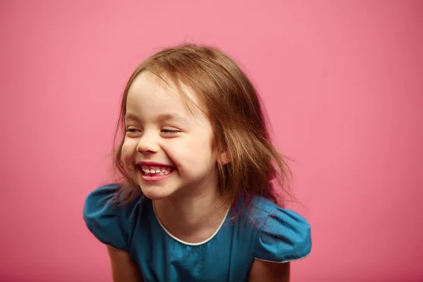 미소 핑크 격리 된 배경에 측면을 찾고 아이 여자의 초상화. — 스톡 사진