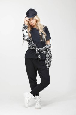 siyah ve Beyaz giysili bir şık yağma kızı Studio büyüme portresi.