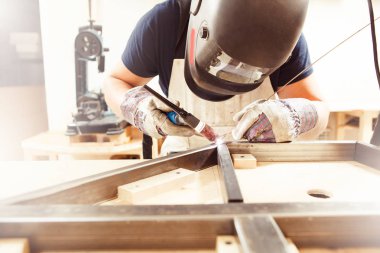 Yüz maskesi kaynaklı erkek argon-ark kaynaklı.