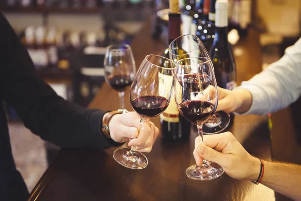 Närbild bild av peope rostning med glas rött vin i Restoran. — Stockfoto