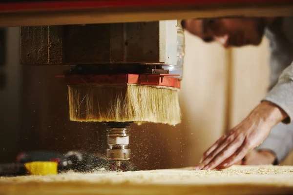 Hout snijden met een machine met numerieke besturing. Cnc-gereedschap. — Stockfoto