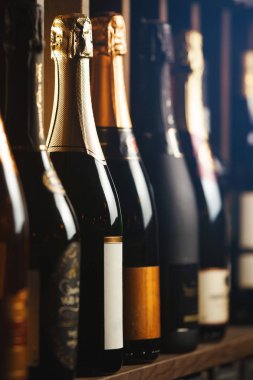 Raflarda elit köpüklü şarap mahzeni yeraltı, yukarıya dikey fotoğraf kapatmak.