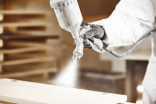 Imagen horizontal de cerca del hombre rociando con pistola a la madera . — Foto de Stock