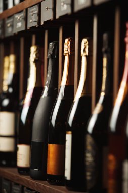 Raflarda elit köpüklü şarap mahzeni yeraltı, yukarıya dikey fotoğraf kapatmak.