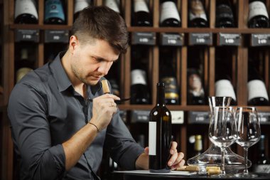Sommelier cork koklama şişe etiket okuma