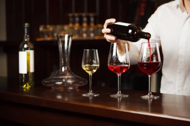 Sommelier farklı türde şaraplar dolduruyor.