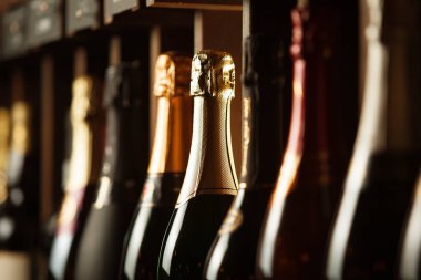 Raflarda elit köpüklü şarap ile Yeraltı mahzeni, yatay fotoğraf kadar kapatın.