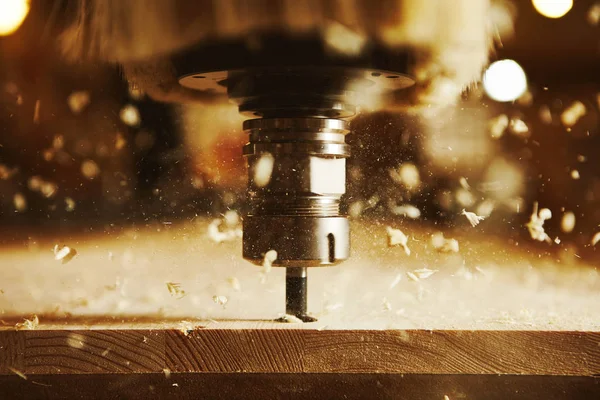 Sayısal kontrol ile yakın çekim makine ahşabı keser. Cnc aracı.