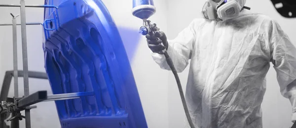 Primer plano, mano del reparador pintando elementos de carrocería en la cámara de pintura . —  Fotos de Stock