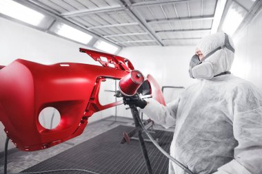 Sprey boya kullanarak koruyucu giysi ve maske boyama araba erkek işçi.