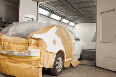 Araba gövdesinin onarılması, sprey boyama için yüzey hazırlığı.