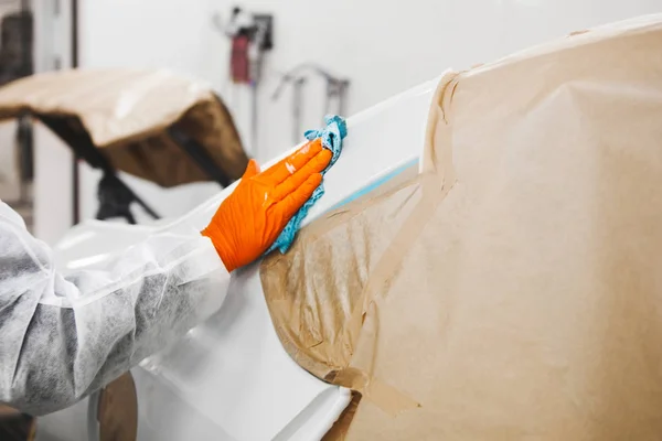 Car body surface treatment process before painting to remove dust.