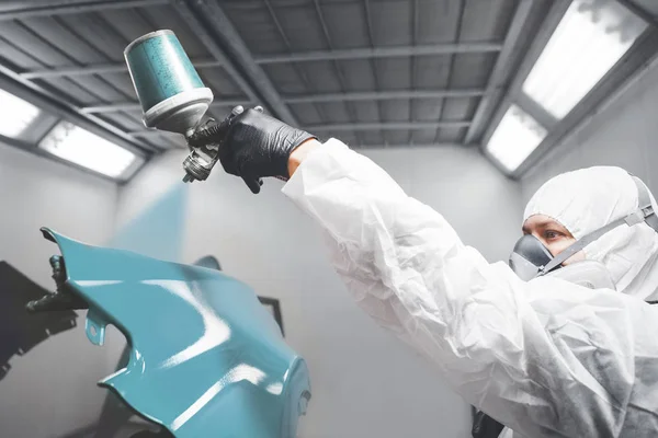 Az első réteg spray festés az autó sárvédő. — Stock Fotó
