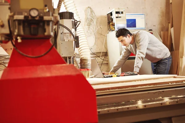 Hout snijden met een machine met numerieke besturing. Cnc-gereedschap. — Stockfoto