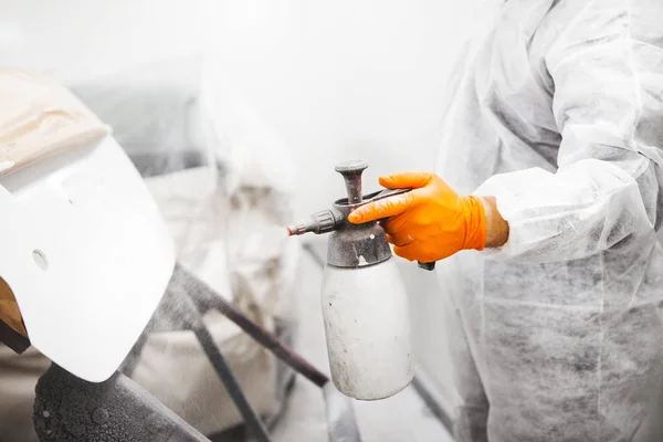Applying a silicone remover solution before painting the car body. — Stock Photo, Image