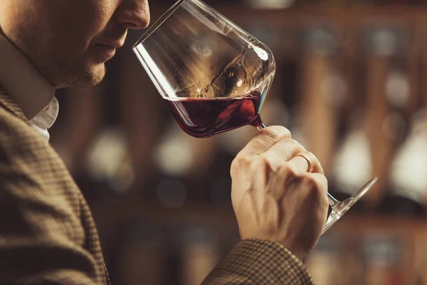 Primer plano del hombre sommelier oler vino en vidrio — Foto de Stock