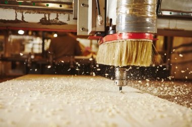 CNC değirmen makinesi. Ahşap fabrikasında sondaj makineleri ile makine aracı.