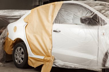 Araba gövdesinin onarılması, sprey boyama için yüzey hazırlığı.