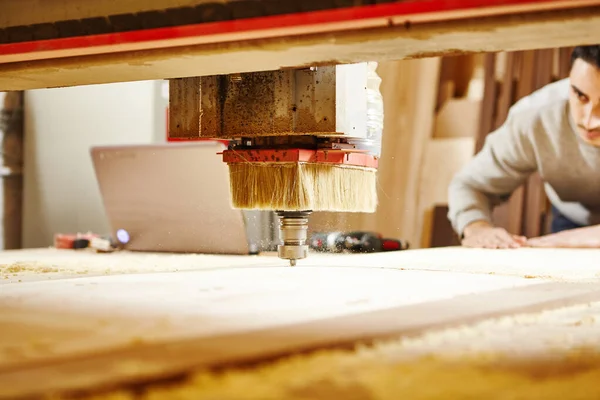 Hout snijden met een machine met numerieke besturing. Cnc-gereedschap. — Stockfoto