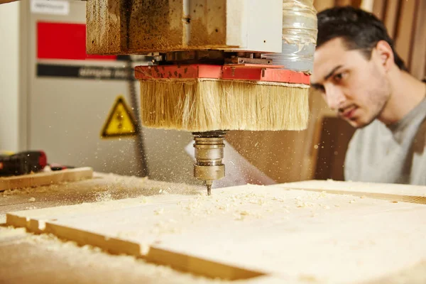 Sayısal kontrole sahip makine ahşabı keser. Marangozhanedeki CNC aygıtı.