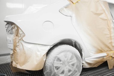 Boyalı beyaz araba boyama odasında. Sprey üstüne otomatik kurutma.