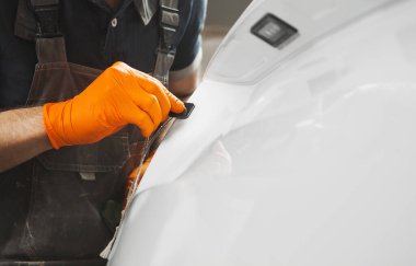 Toz ve diğer döküntüleri cilalamadan önce ortadan kaldırmak için çok keskin kenarları olan bir çubuk..