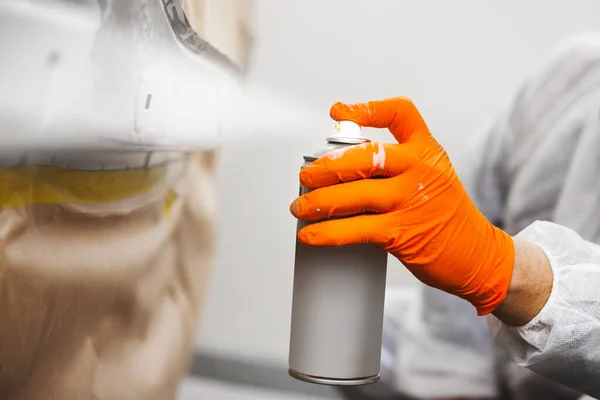 Proceso de cebado del coche con latas de aerosol. Tierra de un solo componente . — Foto de Stock