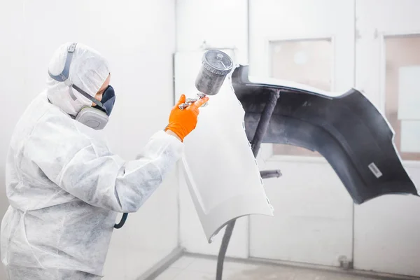 Trabajador masculino pintando un coche en una cabina de pintura blanca . —  Fotos de Stock