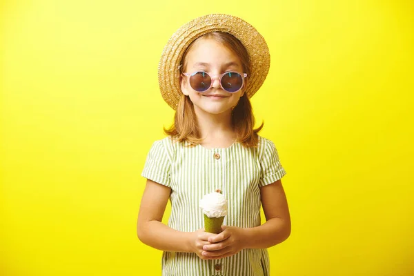 여름 옷을 입고 누런 곳에 아름다운 아이스크림을 들고 있는 소녀. — 스톡 사진