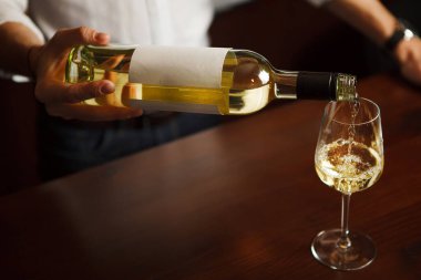 Sommelier bardaklara alkol dolduruyor.