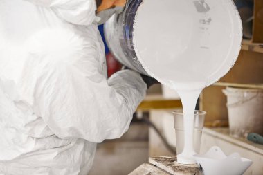 Adam plastik bardağa aşırı dozda boya döküyor..