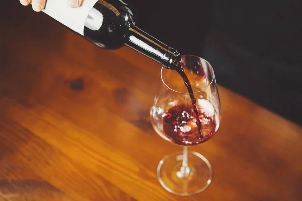 Detailní záběr skla s vínem nalévaným sommelierem — Stock fotografie
