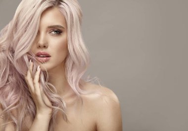 Çok çekici bir kadın. Uzun, sağlıklı kıvırcık saçlı. Bej renkli.