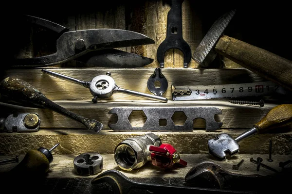 Natürmort eski araçlar ahşap arka plan üzerinde ayarlayın..