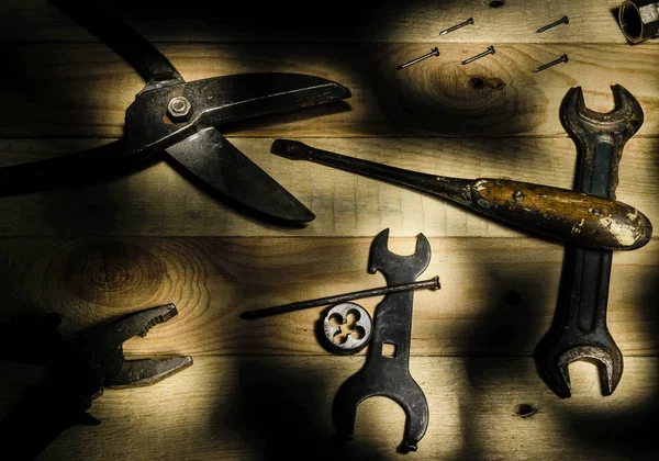 Bir ahşap yüzeye yalan çalışma İnşaat araçları.