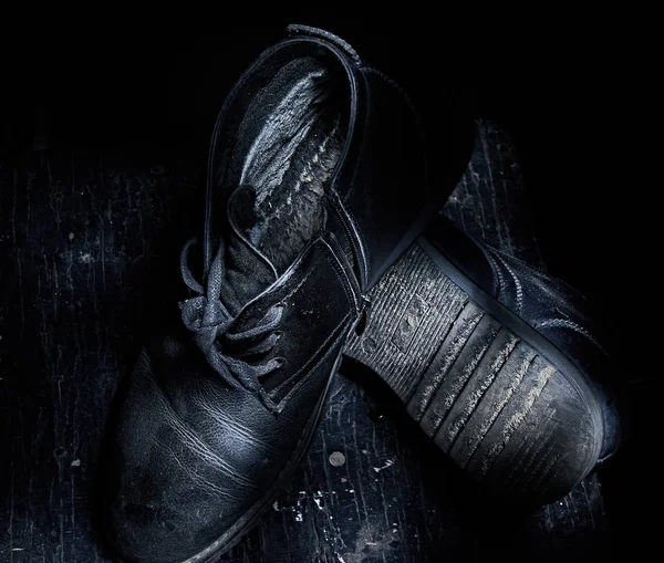 Yaşlı erkekler yıpranmış Ayakkabı çifti. Üstten görünüm, karanlık fotoğraf.