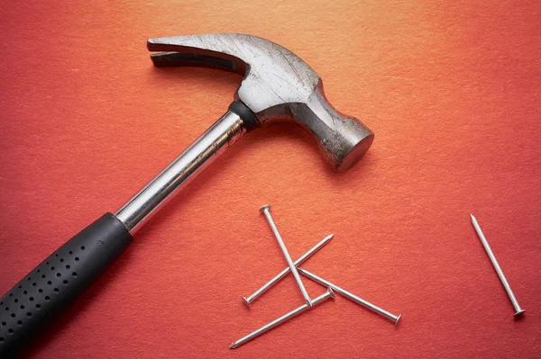 Hammer ve bir sürü inşaat çivisi yakın çekim. Onarım konsepti.