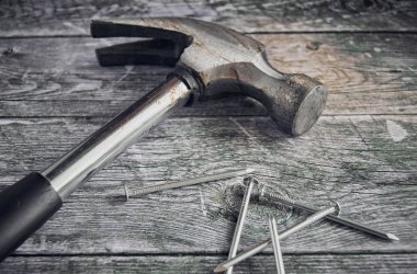 Hammer ve bir sürü inşaat çivisi yakın çekim. Onarım konsepti.