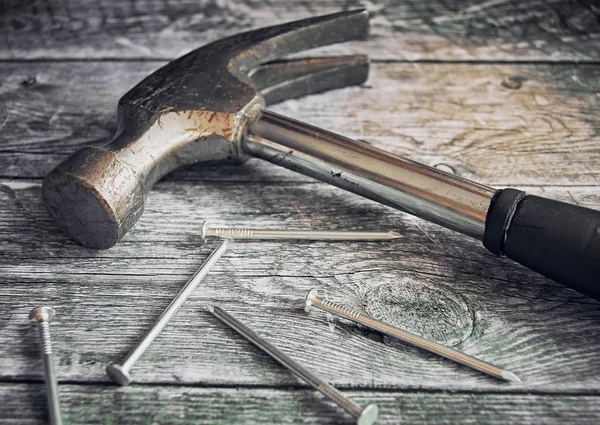 Hammer ve bir sürü inşaat çivisi yakın çekim. Onarım konsepti.