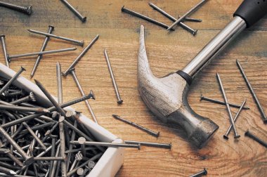 Hammer ve bir sürü inşaat çivisi yakın çekim. Onarım konsepti.