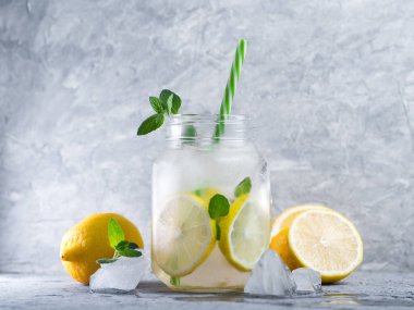 Limonlu limonata ve naneli limonata ya da kavanozda mojito. Buzlu yaz içeceği.