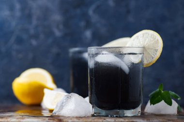limon ve kömürlü iki bardak yaz limonatası. Ferahlatıcı buz arıtma içeceği.