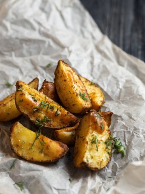 Ahşap bir masada dereotlu kızarmış patates.