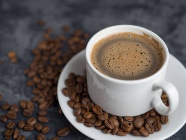 Telif uzayı beton masasında tarçınlı beyaz kahve fincanı.